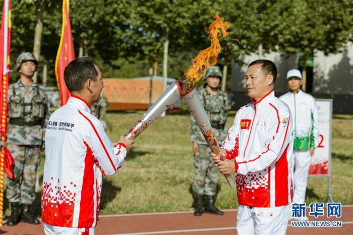 （体育）（2）第七届世界军人运动会火炬传递活动第二站在“开国大典红一师”举行
