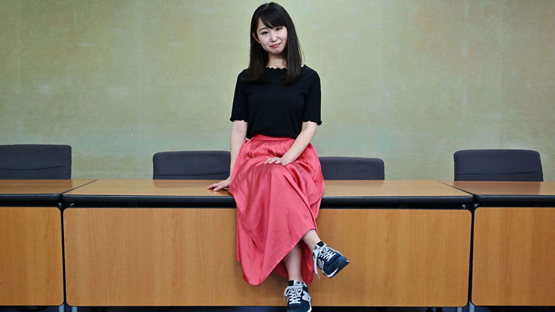 KuToo运动的领导者和创始人石川由美(Yumi Ishikawa)在2019年6月3日于东京的新闻发布会后摆姿势。(摄影:Charly TRIBALLEAU /法新社)