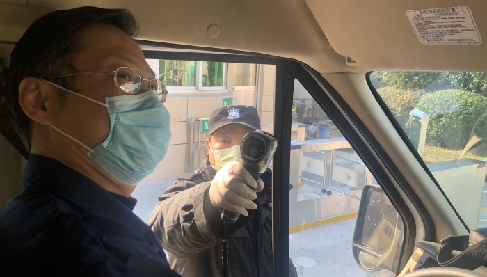 【特写】口罩提货驾驶员的一天：上海居民的口罩从哪来？