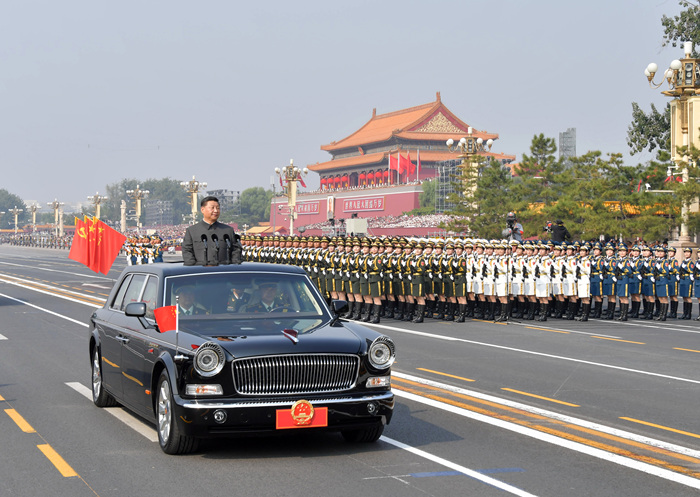 2019年10月1日,庆祝中华人民共和国成立70周年大会在北京天安门广场隆重举行。这是中共中央总书记、国家主席、中央军委主席习近平检阅受阅部队。
