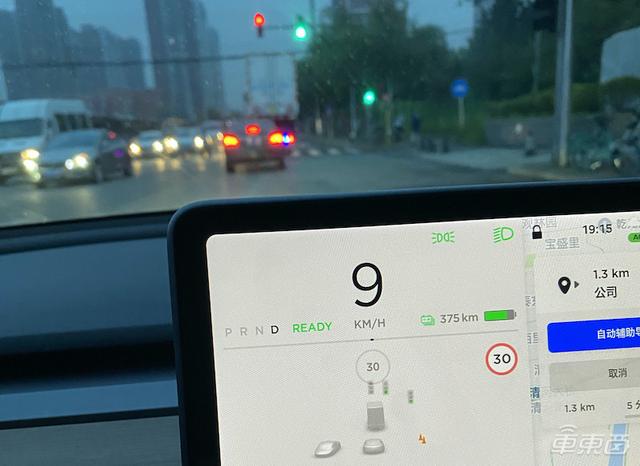 特斯拉挑战北京雨天:被五个红绿灯整傻眼了?