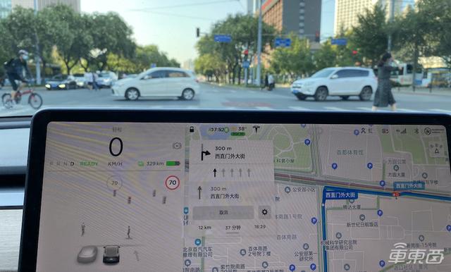 特斯拉挑战北京雨天:被五个红绿灯整傻眼了?