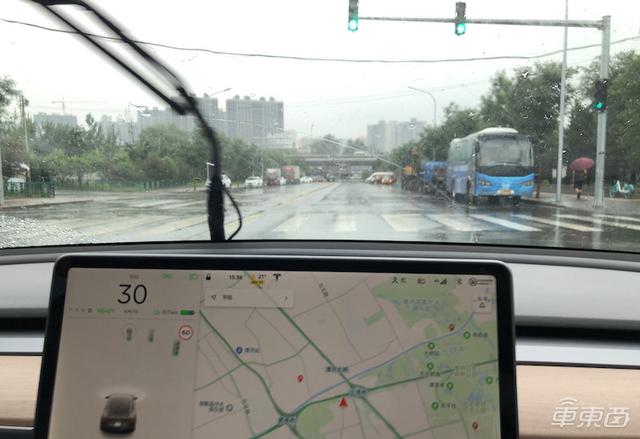 特斯拉挑战北京雨天:被五个红绿灯整傻眼了?