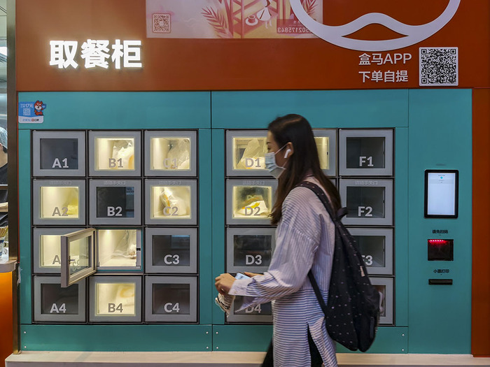 2020年7月20日,上海,白领在盒小马早餐店的保温快递柜前扫码取餐。人民视觉 图
