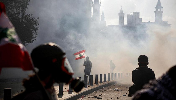 黎巴嫩首都爆发血腥示威，总理呼吁提前举行议会选举