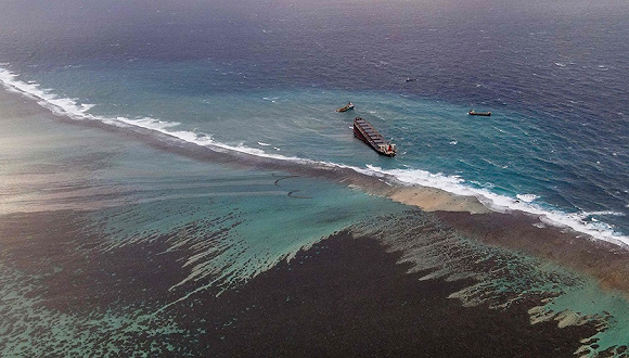 日本货轮破裂数千吨燃油压境，毛里求斯面临最严峻生态考验