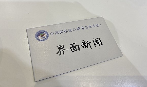 优傲机器人首次参展 会写字 煎牛排 还会咖啡拉花 进博会未来范儿 界面新闻