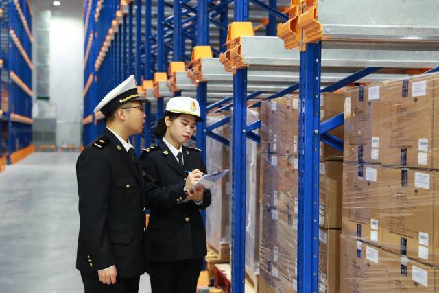 南沙海关关员在南沙保税港区医药仓库巡仓。 马寅栋摄