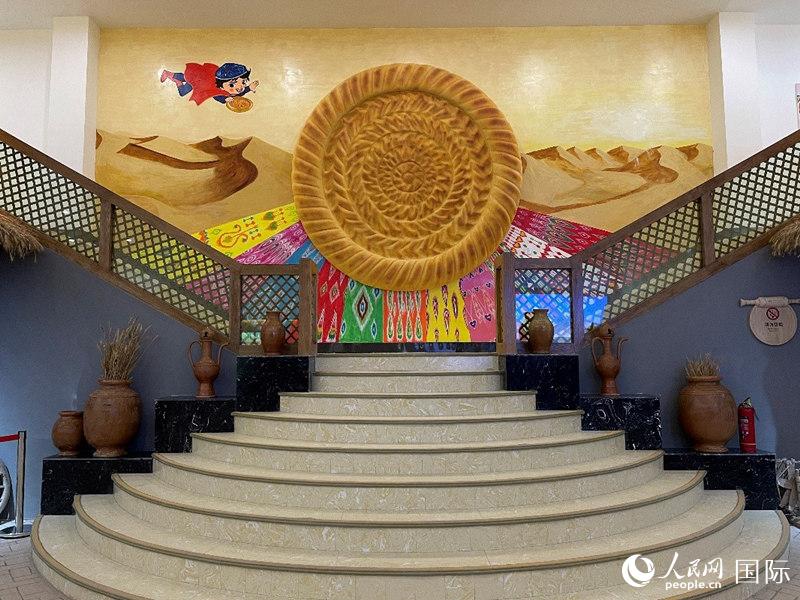 新粤馕城产业园参观区 人民网 张荣摄