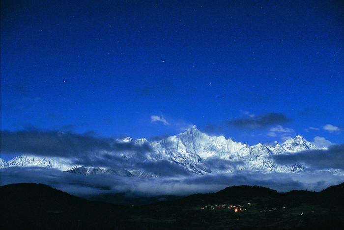 是 卡瓦格博 还是 梅里 一座雪山的山难 传说与开发 界面新闻 文化