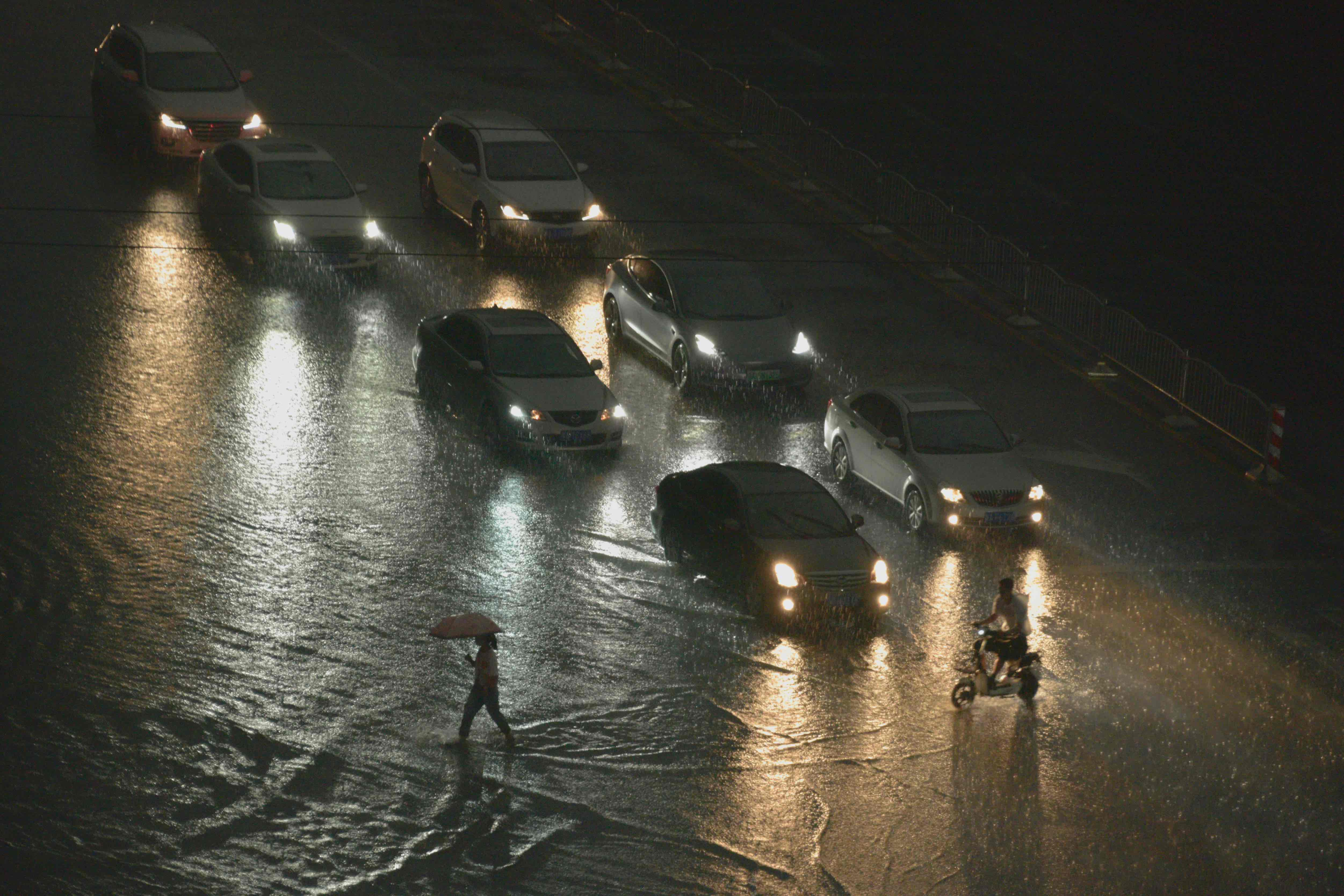 风雨交加的夜晚图片