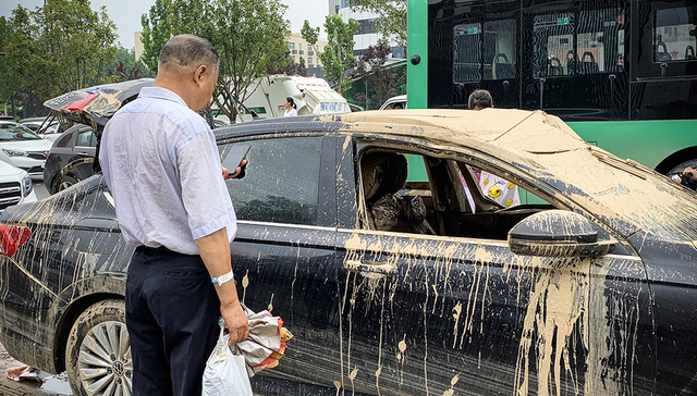 现场 京广隧道内外 被淹没的汽车和寻车人 界面新闻 现场 京广隧道内外 被淹没的汽车和寻车人 界面新闻