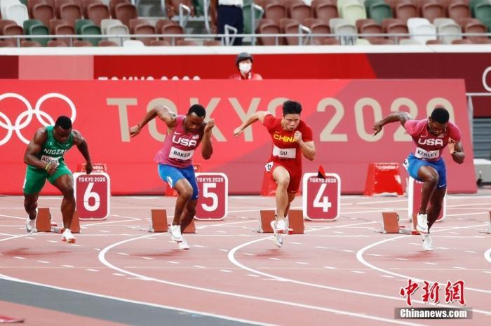 北京时间8月1日晚，在东京奥运会男子百米决赛中，中国选手苏炳添以9.98秒的成绩获得第六名，作为首位闯进奥运男子百米决赛的中国人，他再次创造了历史。图为苏炳添在比赛中。a target='_blank' href='http://www.chinanews.com/'p中新社/a记者 韩海丹 摄