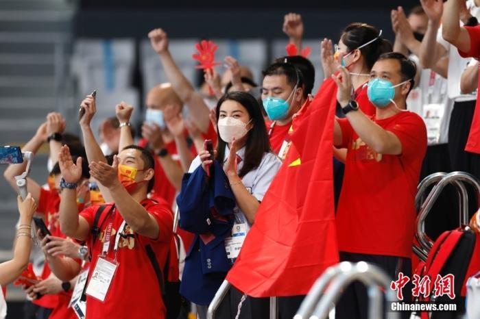 当地时间7月25日，郭晶晶(中)为施廷懋、王涵助威。当日，东京奥运会跳水女子双人三米板决赛在东京水上运动中心举行，中国组合施廷懋、王涵以326.40分摘得金牌。 a target='_blank' href='http://www.chinanews.com/'p中新社/a记者 富田 摄