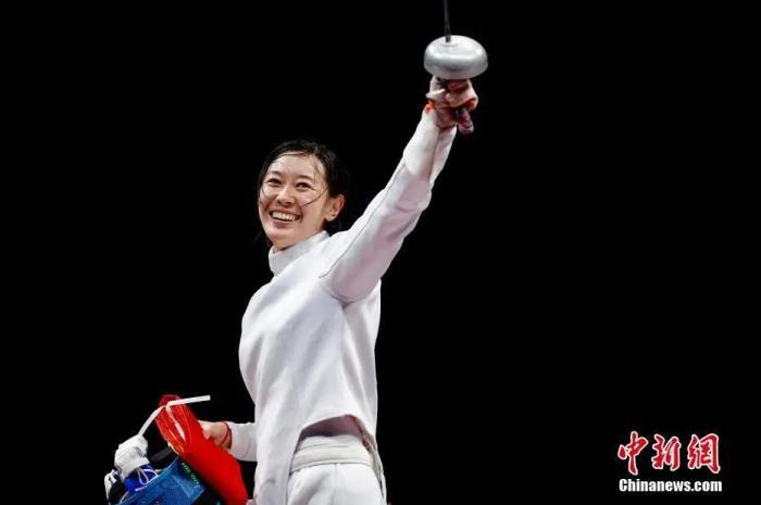 7月24日晚，东京奥运会女子重剑个人赛中，中国选手孙一文以11：10战胜罗马尼亚选手波佩斯库，夺得冠军。a target='_blank' href='http://www.chinanews.com/'p中新社/a记者 富田 摄 