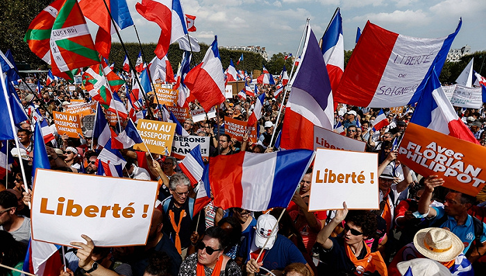 法国10万人上街抗议“健康通行证”，以色列为第4针疫苗作准备 | 国际疫情观察（9月13日）
