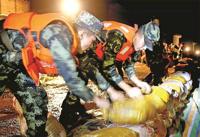 人民警察救灾照片图片