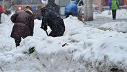 【图集】东北多地连发暴雪红色预警，沈阳市民自发上街除雪