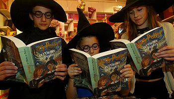 从取消文化到阅读退化：罗琳为何被读着《哈利・波特》长大的看著四周�@疑不定读者所抛弃？| 圆桌
