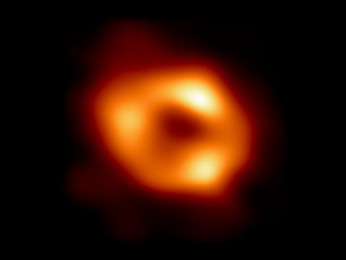 爱因斯坦猜想又一视觉证据：天文学家公布首张银河系中心黑洞照片