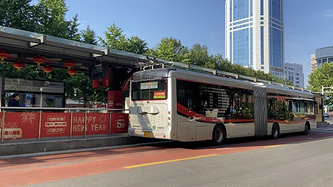 【特写】上海跨区公交复运首日：人们搭乘公交，重拾生活节奏