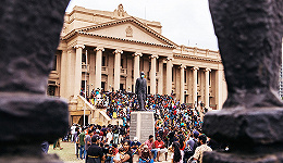 【图集】斯里兰卡破产之后：总统已逃离府邸，大批抗议者闯入总统府