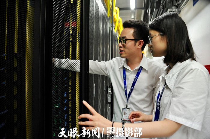 3  位于贵安新区的中国电信云计算贵州信息园，是中国电信南方数据基地，规划5万个机架，80万台服务器能力，目前已具备超过10000G的互联网出口能力。图为工作人员在机房巡检。(1).jpg