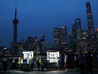 【图集】川渝限电，上海外滩熄灯：多地“节能模式”开启