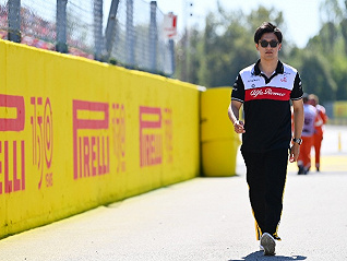 阿尔法·罗密欧F1车队官宣续约周冠宇，F1首位中国车手进入“二年级”