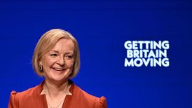 英國信用評級面臨多機構下調風險，首相堅稱減稅計劃是正確的