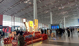 首都机场今日客流量将突破10万人次，第一入境点航班全部回归北京