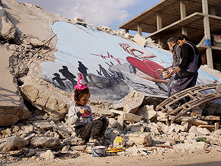 每周奇趣掠影丨敘利亞藝術家在地震廢墟上作畫；《三體》動畫IP展還原經典場面