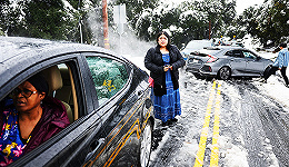 【图集】司机困于大雪之中，数十万用户断电：冬季风暴侵袭美国多州
