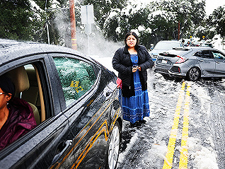 【圖集】司機困于大雪之中，數十萬用戶斷電：冬季風暴侵襲美國多州