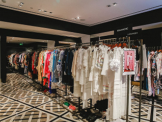 上海又出現一個新的買手店品牌，開店直接占領新天地商場一整層｜上海時裝周