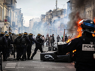國際油輪改道、市政廳大門被燒：法國百萬人抗議升級