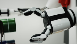腾讯机器人实验室首次展示自研灵巧手与机械臂，可像人手一样灵活操作