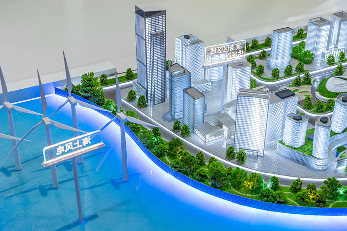 隧道股份展台，展示的“碳中和城市应用场景模型”展示沙盘中的“海上风电”部分和“商务区区域供能能源中心”部分。
