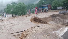 京津冀强降雨 | 门头沟2人遇难，房山居民：大石河洪水很大，有车被冲进河里