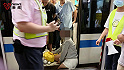 驚險！上海地鐵一乘客左腿卡入站臺與列車縫隙，地鐵方提醒注意腳下間隙