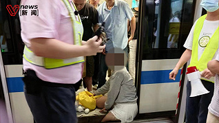 驚險！上海地鐵一乘客左腿卡入站臺與列車縫隙，地鐵方提醒注意腳下間隙