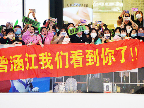 【圖集】一支熒光棒上百元：線下演出火熱，應援產品是“瘋狂”還是過度消費？