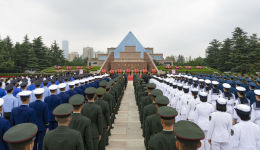 第十个烈士纪念日，上海市党政军领导和全市各界群众代表向人民英雄敬献花篮