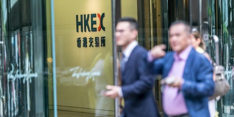 央行行长潘功胜表示引导金融机构通过展期、借新还旧、置换等方式化解融资平台债务风险，哪些信息值得关注？