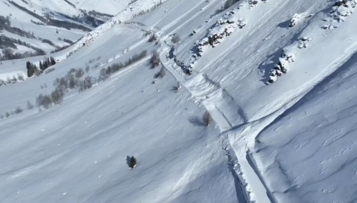 新疆喀纳斯景区发生雪崩，当地导游：正排队等待下山