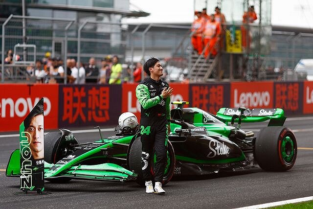 中国车手周冠宇赛后接受全场欢呼