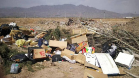 内蒙村民为阻挠生态环保督察组用垃圾封路，公安机关已采取强制措施