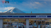 富士山下打卡点游客爆满，日本小镇奇葩手段赶客，拉起黑网手动遮挡富士山
