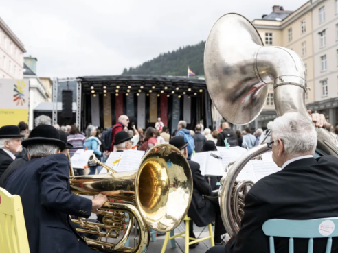 72年间，艺术节如何改变一座挪威古城？