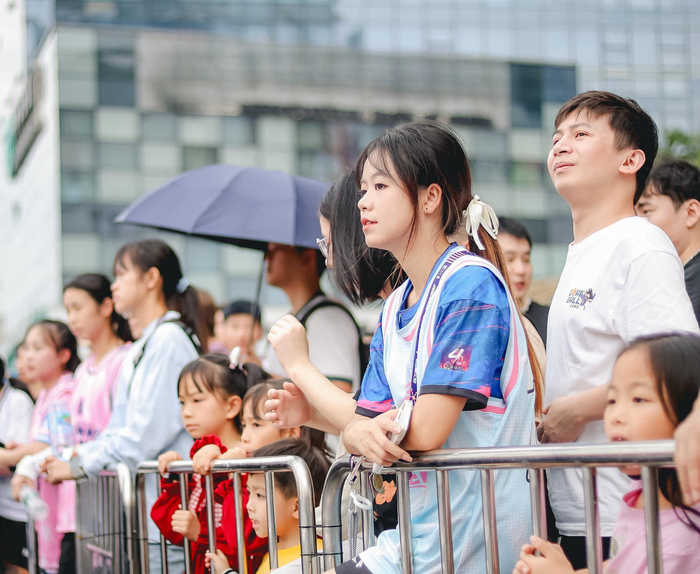 【04】围观群众络绎不绝，为参赛选手加油助威.jpg